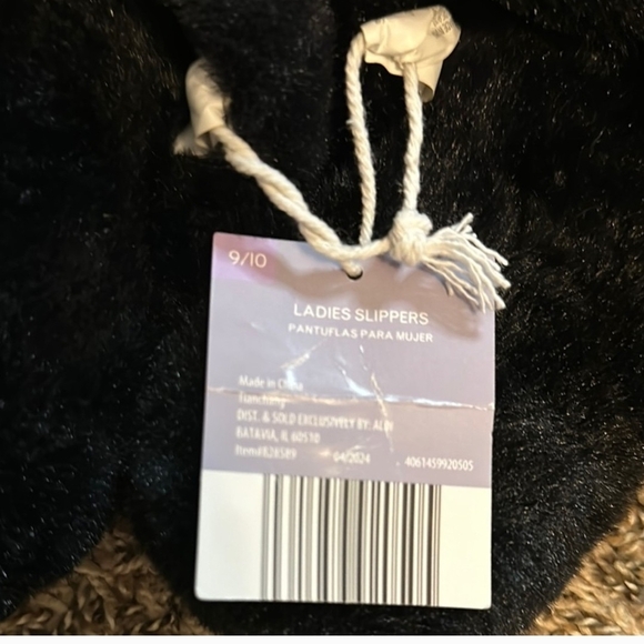 Serra Women's Black Fuzzy Slippers Size 9-10 NWOT - Picture 7 of 7